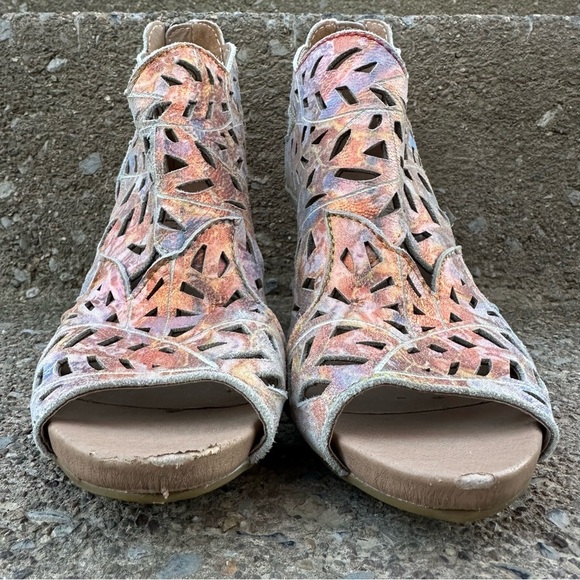 L'Artiste Amora Hand Painted Leather Peep Toe Laser Cut Bronze Sandal - Picture 4 of 10